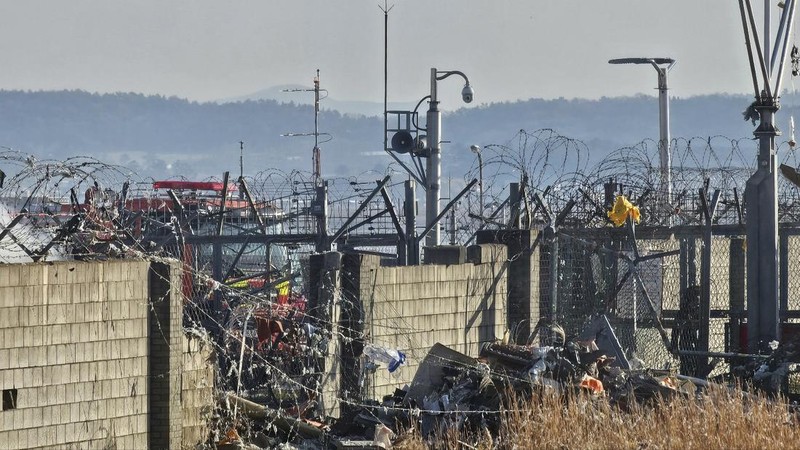 Petugas pemadam kebakaran melakukan operasi pemadaman pada pesawat yang lepas landas di Bandara Internasional Muan di Muan, Provinsi Jeolla Selatan, Korea Selatan, 29 Desember 2024. (Yonhap via REUTERS)