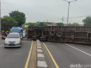 Gagal Nanjak, Truk Trailer Muat Kontainer Terguling di Layang Trosobo