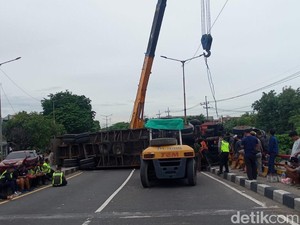 Truk Trailer Gagal Nanjak Terguling di Layang Trosobo Dievakuasi