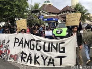 Massa Demo di Depan DPRD DIY, Tolak PPN 12%