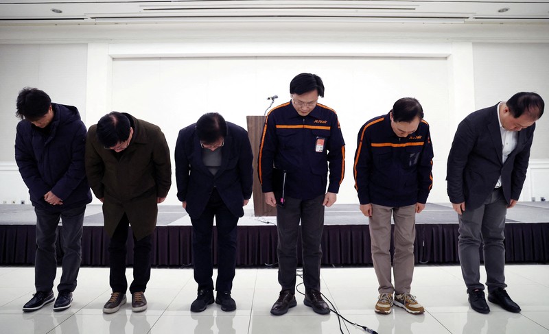 CEO Jeju Air Kim E-bae dan para pejabat membungkuk untuk meminta maaf atas insiden pesawat mereka di Bandara Internasional Muan saat mereka mengadakan konferensi pers di Seoul, Korea Selatan, 29 Desember 2024. CEO Jeju Air Kim E-bae dan para pejabat membungkuk untuk meminta maaf atas insiden pesawat mereka di Bandara Internasional Muan saat mereka mengadakan konferensi pers di Seoul, Korea Selatan, 29 Desember 2024. (Yonhap via REUTERS)