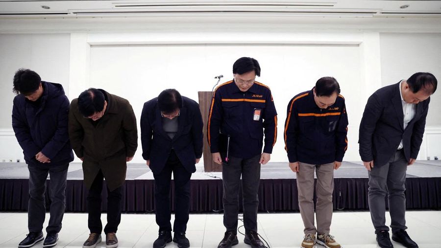 CEO Jeju Air Kim E-bae dan para pejabat membungkuk untuk meminta maaf atas insiden pesawat mereka di Bandara Internasional Muan saat mereka mengadakan konferensi pers di Seoul, Korea Selatan, 29 Desember 2024. (Yonhap via REUTERS)