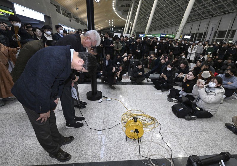 CEO Jeju Air Kim E-bae dan para pejabat membungkuk untuk meminta maaf atas insiden pesawat mereka di Bandara Internasional Muan saat mereka mengadakan konferensi pers di Seoul, Korea Selatan, 29 Desember 2024. CEO Jeju Air Kim E-bae dan para pejabat membungkuk untuk meminta maaf atas insiden pesawat mereka di Bandara Internasional Muan saat mereka mengadakan konferensi pers di Seoul, Korea Selatan, 29 Desember 2024. (Yonhap via REUTERS)