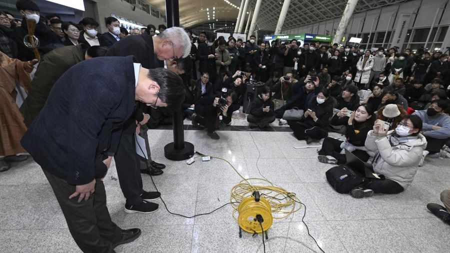 CEO Jeju Air Kim E-bae dan para pejabat membungkuk untuk meminta maaf atas insiden pesawat mereka di Bandara Internasional Muan saat mereka mengadakan konferensi pers di Seoul, Korea Selatan, 29 Desember 2024. (Yonhap via REUTERS)
