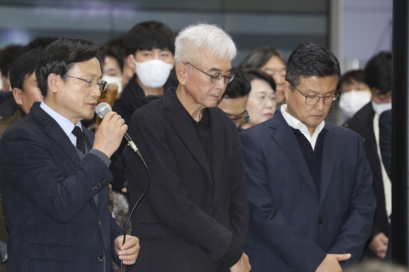 CEO Jeju Air Kim E-bae dan para pejabat membungkuk untuk meminta maaf atas insiden pesawat mereka di Bandara Internasional Muan saat mereka mengadakan konferensi pers di Seoul, Korea Selatan, 29 Desember 2024. CEO Jeju Air Kim E-bae dan para pejabat membungkuk untuk meminta maaf atas insiden pesawat mereka di Bandara Internasional Muan saat mereka mengadakan konferensi pers di Seoul, Korea Selatan, 29 Desember 2024. (Yonhap via REUTERS)