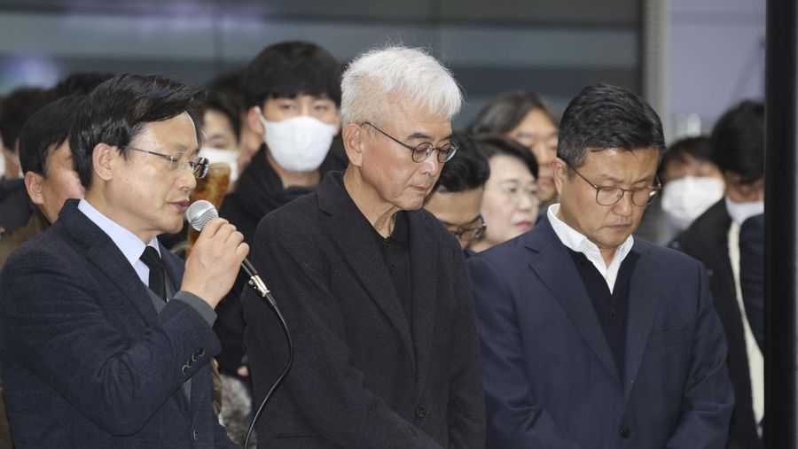 CEO Jeju Air Kim E-bae dan para pejabat membungkuk untuk meminta maaf atas insiden pesawat mereka di Bandara Internasional Muan saat mereka mengadakan konferensi pers di Seoul, Korea Selatan, 29 Desember 2024. (Yonhap via REUTERS)