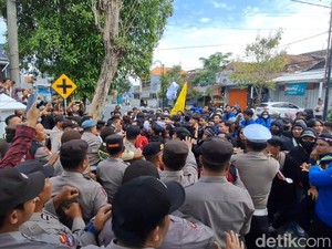 Mahasiswa Jombang Saling Dorong dengan Polisi Saat Demo Tolak PPN 12%
