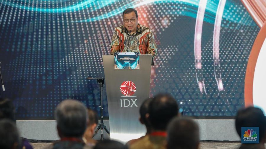 Direktur Utama Bursa Efek Indonesia (BEI), Iman Rachman menyampaikan laporan kinerja pasar modal saat Peresmian Penutupan Perdagangan Tahun 2024 di gedung BEI, Jakarta, Senin (30/12/2024). (CNBC Indonesia/Faisal Rahman)