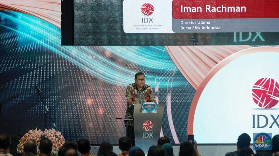 Direktur Utama Bursa Efek Indonesia (BEI), Iman Rachman menyampaikan laporan kinerja pasar modal saat Peresmian Penutupan Perdagangan Tahun 2024 di gedung BEI, Jakarta, Senin (30/12/2024). (CNBC Indonesia/Faisal Rahman)