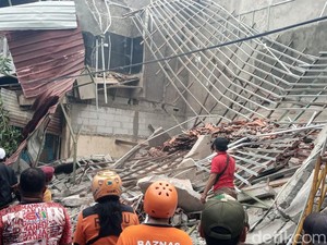 Toko Besi di Pasar Semanggi Solo Ambruk, 8 Orang Tertimpa
