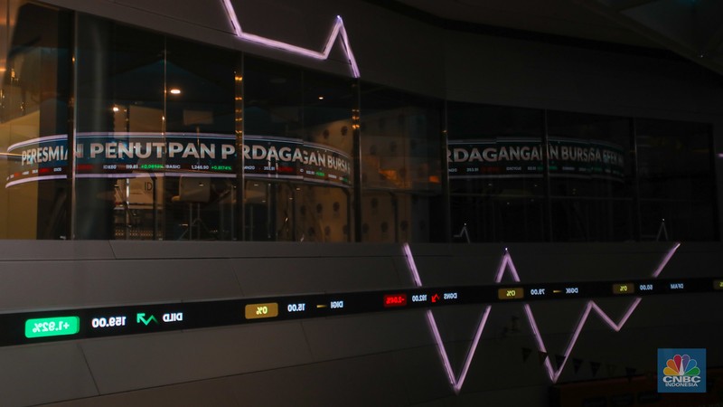 IHSG pada akhir perdagangan tahun 2024 ditutup menguat 0,62% ke posisi 7.079,9. IHSG masih berada di level psikologis 7.000. (CNBC Indonesia/Faisal Rahman) IHSG pada akhir perdagangan tahun 2024 ditutup menguat 0,62% ke posisi 7.079,9. IHSG masih berada di level psikologis 7.000. (CNBC Indonesia/Faisal Rahman)