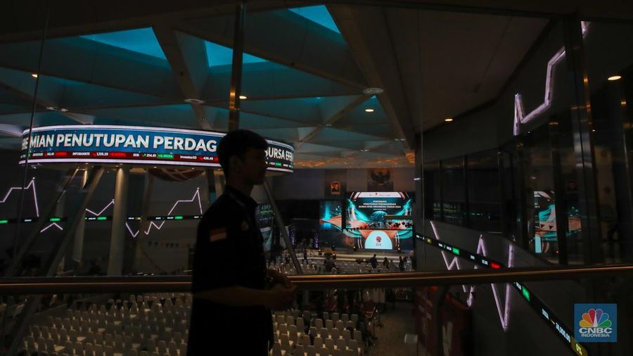 IHSG pada akhir perdagangan tahun 2024 ditutup menguat 0,62% ke posisi 7.079,9. IHSG masih berada di level psikologis 7.000.  (CNBC Indonesia/Faisal Rahman)