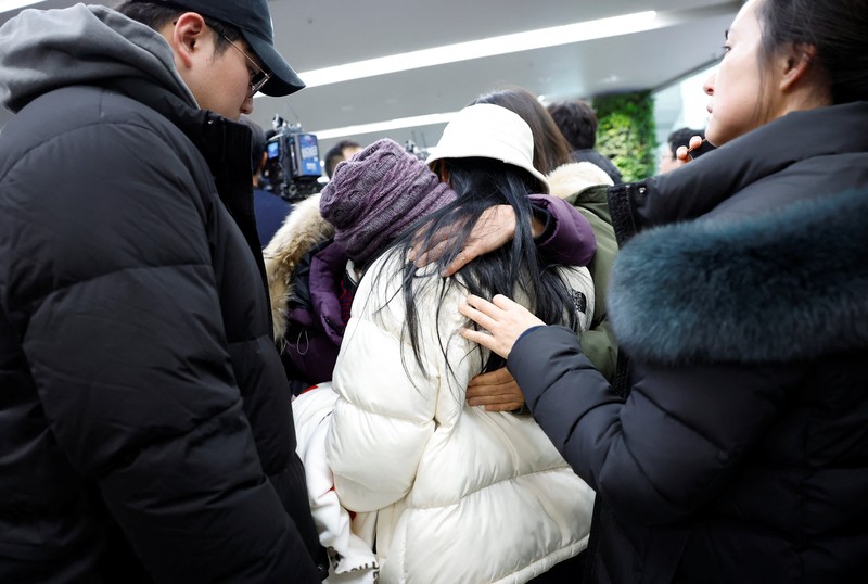 CEO Jeju Air Kim E-bae dan para pejabat membungkuk untuk meminta maaf atas insiden pesawat mereka di Bandara Internasional Muan saat mereka mengadakan konferensi pers di Seoul, Korea Selatan, 29 Desember 2024. (Yonhap via REUTERS)