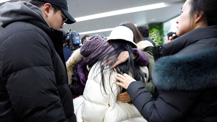 CEO Jeju Air Kim E-bae dan para pejabat membungkuk untuk meminta maaf atas insiden pesawat mereka di Bandara Internasional Muan saat mereka mengadakan konferensi pers di Seoul, Korea Selatan, 29 Desember 2024. (Yonhap via REUTERS)