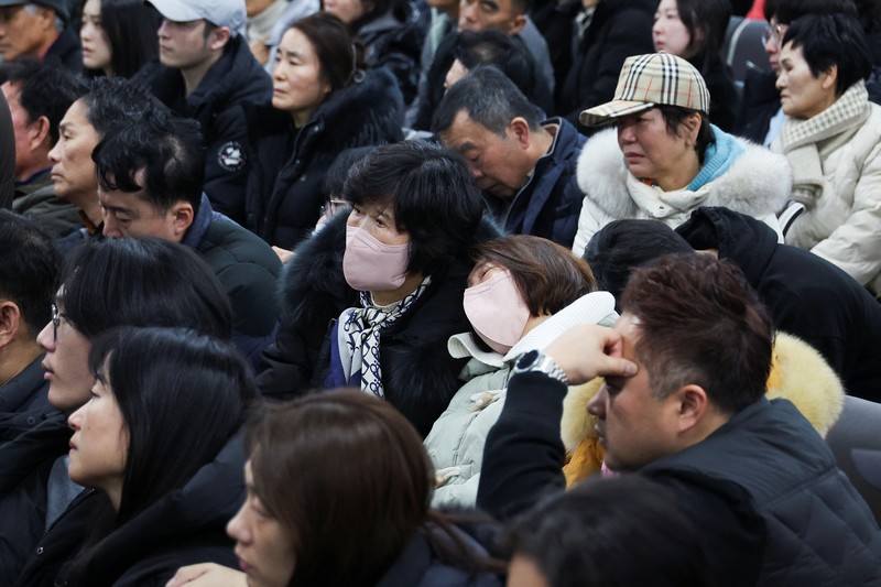 CEO Jeju Air Kim E-bae dan para pejabat membungkuk untuk meminta maaf atas insiden pesawat mereka di Bandara Internasional Muan saat mereka mengadakan konferensi pers di Seoul, Korea Selatan, 29 Desember 2024. CEO Jeju Air Kim E-bae dan para pejabat membungkuk untuk meminta maaf atas insiden pesawat mereka di Bandara Internasional Muan saat mereka mengadakan konferensi pers di Seoul, Korea Selatan, 29 Desember 2024. (Yonhap via REUTERS)