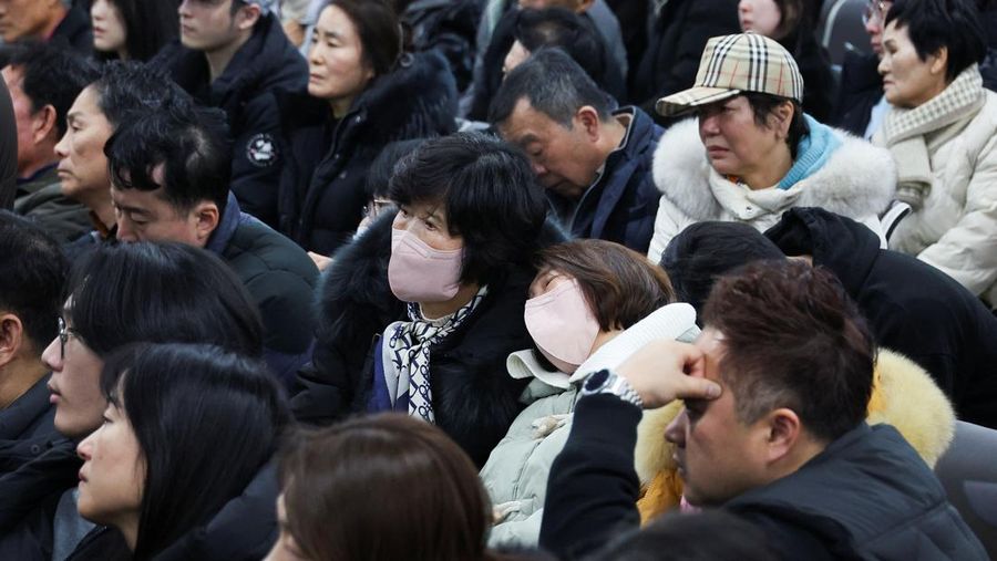 CEO Jeju Air Kim E-bae dan para pejabat membungkuk untuk meminta maaf atas insiden pesawat mereka di Bandara Internasional Muan saat mereka mengadakan konferensi pers di Seoul, Korea Selatan, 29 Desember 2024. (Yonhap via REUTERS)