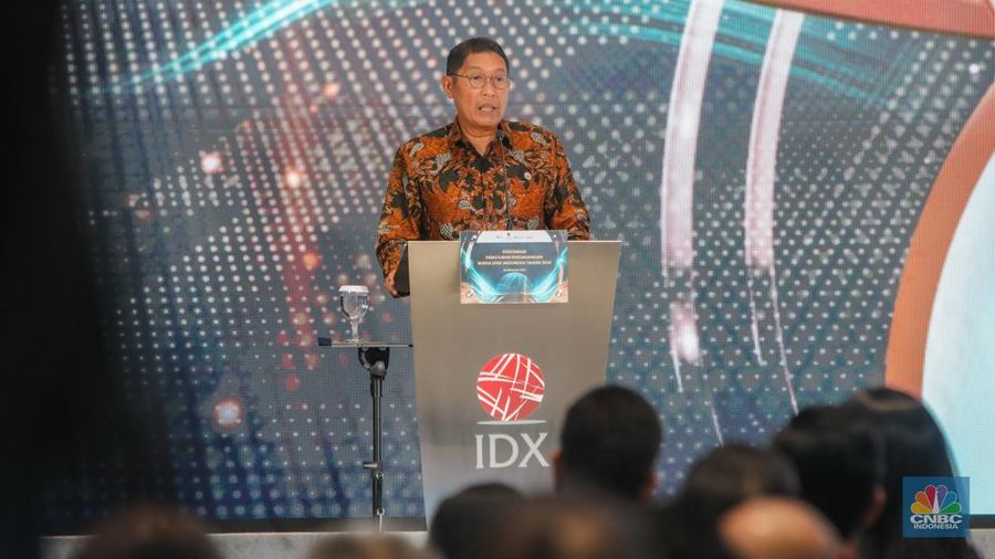 Kepala Eksekutif Pengawas Pasar Modal, Keuangan, Derivatif dan Bursa Karbon OJK, Inarno Djajadi saat menghadiri Peresmian Penutupan Perdagangan Tahun 2024 di gedung BEI, Jakarta, Senin (30/12/2024). (CNBC Indonesia/Faisal Rahman)