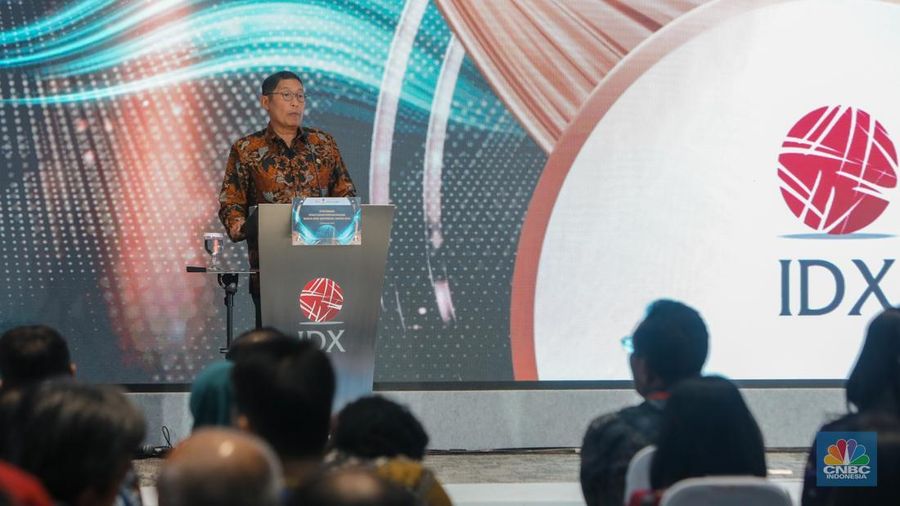 Kepala Eksekutif Pengawas Pasar Modal, Keuangan, Derivatif dan Bursa Karbon OJK, Inarno Djajadi saat menghadiri Peresmian Penutupan Perdagangan Tahun 2024 di gedung BEI, Jakarta, Senin (30/12/2024). (CNBC Indonesia/Faisal Rahman)