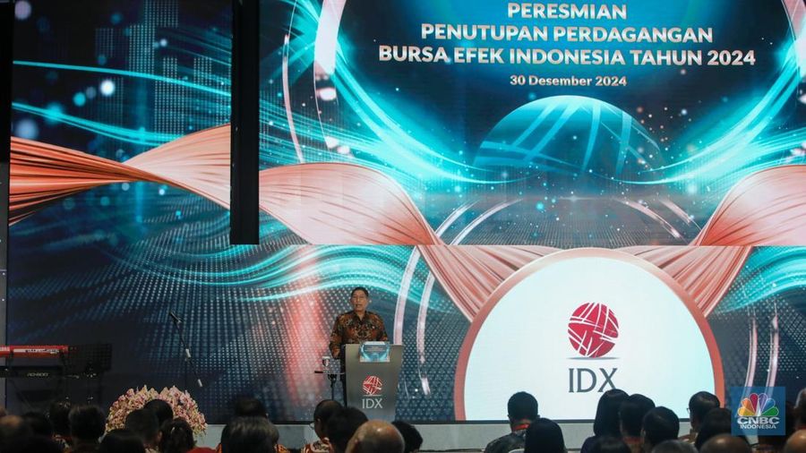 Kepala Eksekutif Pengawas Pasar Modal, Keuangan, Derivatif dan Bursa Karbon OJK, Inarno Djajadi saat menghadiri Peresmian Penutupan Perdagangan Tahun 2024 di gedung BEI, Jakarta, Senin (30/12/2024). (CNBC Indonesia/Faisal Rahman)