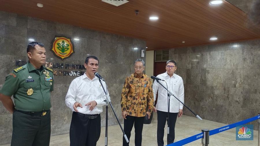 Mentan Amran, Menteri PU Dody Hanggodo, Wakasad Letjen TNI Tandyo, dan Wamentan Sudaryono saat konferensi pers di kantor Kementan, Senin (30/12/2024). (CNBC Indonesia/Martyasari Rizky)