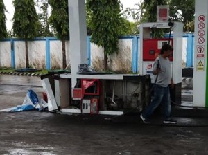 Viral, Mesin SPBU Padangkerta Ambruk gegara Selang Dispenser BBM Ditarik Truk