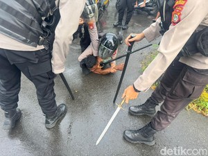Pria Bersajam di Jakbar Ngamuk dan Kejar-kejar Polisi Ternyata Mabuk