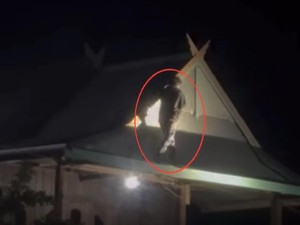 Video: Pria Nyaris Diamuk Gegara Kepergok Naik Atap Rumah Warga di Pinrang