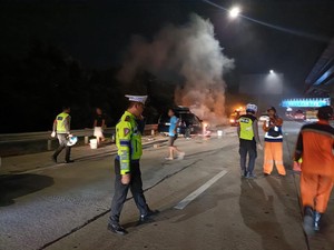 Waspada, Ada Mobil Terbakar di Tol Cibitung Arah Cikampek Km 25