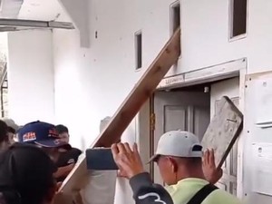 Kecewa dengan Kades, Warga Padaluyu Cianjur Segel Kantor Desa