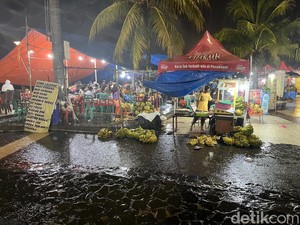 Pantai Losari Makassar Diguyur Hujan Lebat Jelang Pergantian Tahun