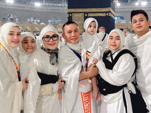 Rasa Syukur Ayu Ting Ting Boyong Keluarga Umrah Akhir 2024