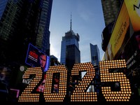 Selamat Tahun Baru! Cek Ramalan Keuangan 12 Shio di 2025