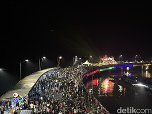 Ribuan Warga Menyemut di Jembatan Suroboyo Nantikan Show Air Mancur Laser