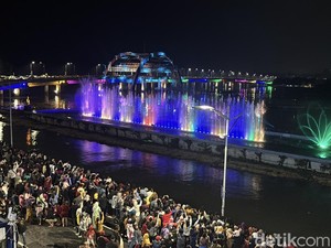 Serunya Laser Air Mancur Jembatan Suroboyo Pukau Warga di Malam Tahun Baru