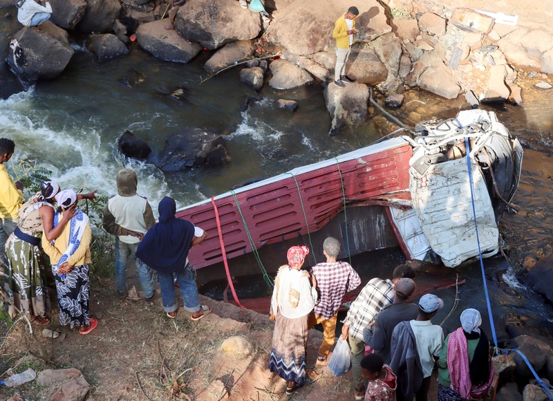 Pelayat berdiri di samping truk Isuzu yang hancur setelah jatuh dari jembatan di Desa Bona, Negara Bagian Sidama di Ethiopia, 30 Desember 2024. Pelayat berdiri di samping truk Isuzu yang hancur setelah jatuh dari jembatan di Desa Bona, Negara Bagian Sidama di Ethiopia, 30 Desember 2024. (REUTERS/Stringer)