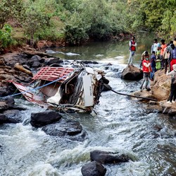 Truk Angkut Penuh Penumpang Terjun Bebas ke Sungai, 71 Orang Tewas