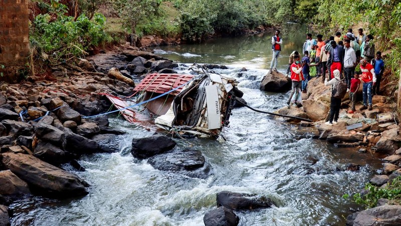 Pelayat berdiri di samping truk Isuzu yang hancur setelah jatuh dari jembatan di Desa Bona, Negara Bagian Sidama di Ethiopia, 30 Desember 2024. (REUTERS/Stringer)