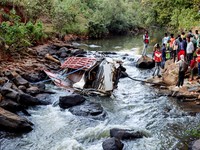 Truk Angkut Penuh Penumpang Terjun Bebas ke Sungai, 71 Orang Tewas