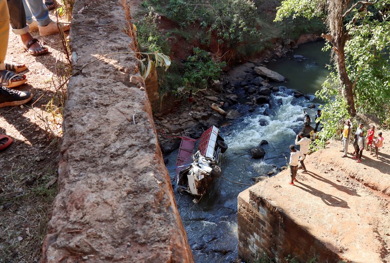 Pelayat berdiri di samping truk Isuzu yang hancur setelah jatuh dari jembatan di Desa Bona, Negara Bagian Sidama di Ethiopia, 30 Desember 2024. Pelayat berdiri di samping truk Isuzu yang hancur setelah jatuh dari jembatan di Desa Bona, Negara Bagian Sidama di Ethiopia, 30 Desember 2024. (REUTERS/Stringer)