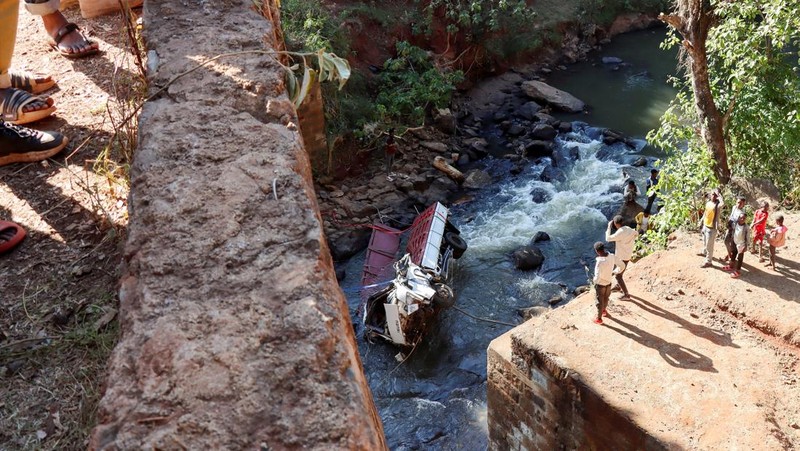 Pelayat berdiri di samping truk Isuzu yang hancur setelah jatuh dari jembatan di Desa Bona, Negara Bagian Sidama di Ethiopia, 30 Desember 2024. (REUTERS/Stringer)