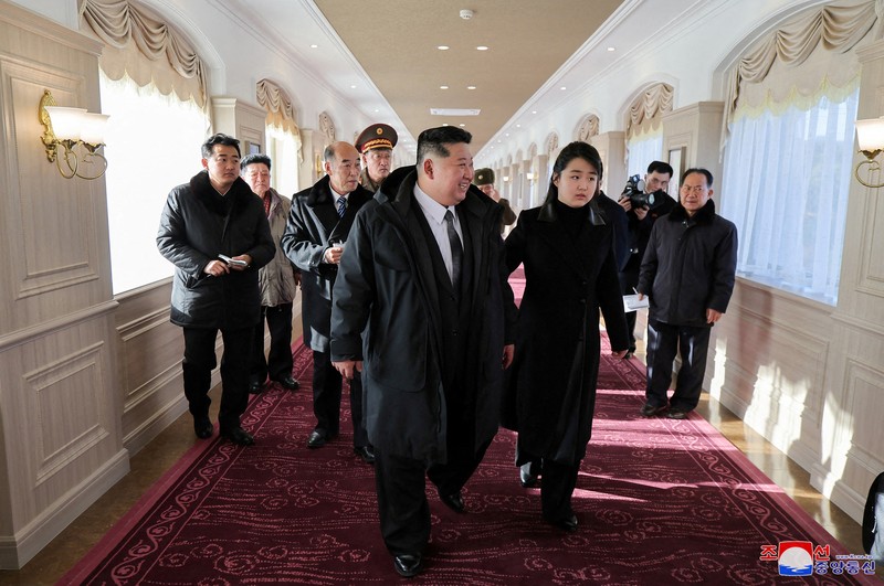 Pemimpin Korea Utara Kim Jong Un dan putrinya Kim Ju Ae mengunjungi kawasan wisata pesisir Kalma yang baru dibangun di Wonsan, Korea Utara, 29 Desember 2024, dalam foto yang dirilis oleh Kantor Berita Pusat Korea resmi Korea Utara. (KCNA via REUTERS)