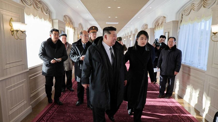 Pemimpin Korea Utara Kim Jong Un dan putrinya Kim Ju Ae mengunjungi kawasan wisata pesisir Kalma yang baru dibangun di Wonsan, Korea Utara, 29 Desember 2024, dalam foto yang dirilis oleh Kantor Berita Pusat Korea resmi Korea Utara. (KCNA via REUTERS)