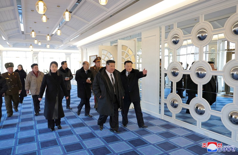 Pemimpin Korea Utara Kim Jong Un dan putrinya Kim Ju Ae mengunjungi kawasan wisata pesisir Kalma yang baru dibangun di Wonsan, Korea Utara, 29 Desember 2024, dalam foto yang dirilis oleh Kantor Berita Pusat Korea resmi Korea Utara. (KCNA via REUTERS)