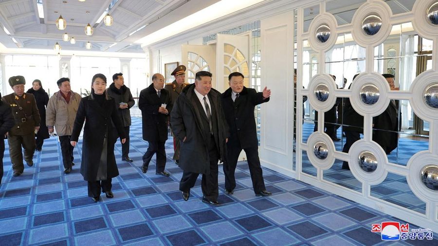 Pemimpin Korea Utara Kim Jong Un dan putrinya Kim Ju Ae mengunjungi kawasan wisata pesisir Kalma yang baru dibangun di Wonsan, Korea Utara, 29 Desember 2024, dalam foto yang dirilis oleh Kantor Berita Pusat Korea resmi Korea Utara. (KCNA via REUTERS)
