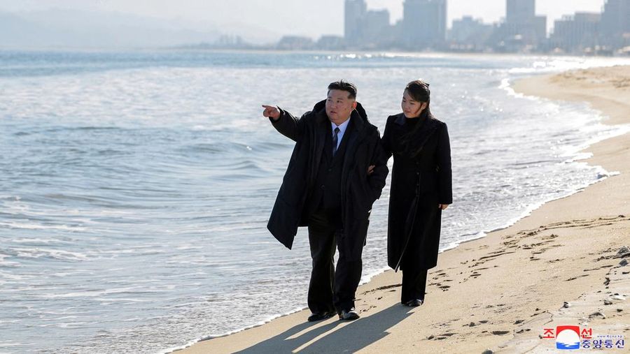 Pemimpin Korea Utara Kim Jong Un dan putrinya Kim Ju Ae mengunjungi kawasan wisata pesisir Kalma yang baru dibangun di Wonsan, Korea Utara, 29 Desember 2024, dalam foto yang dirilis oleh Kantor Berita Pusat Korea resmi Korea Utara. (KCNA via REUTERS)