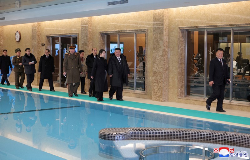 Pemimpin Korea Utara Kim Jong Un dan putrinya Kim Ju Ae mengunjungi kawasan wisata pesisir Kalma yang baru dibangun di Wonsan, Korea Utara, 29 Desember 2024, dalam foto yang dirilis oleh Kantor Berita Pusat Korea resmi Korea Utara. (KCNA via REUTERS)