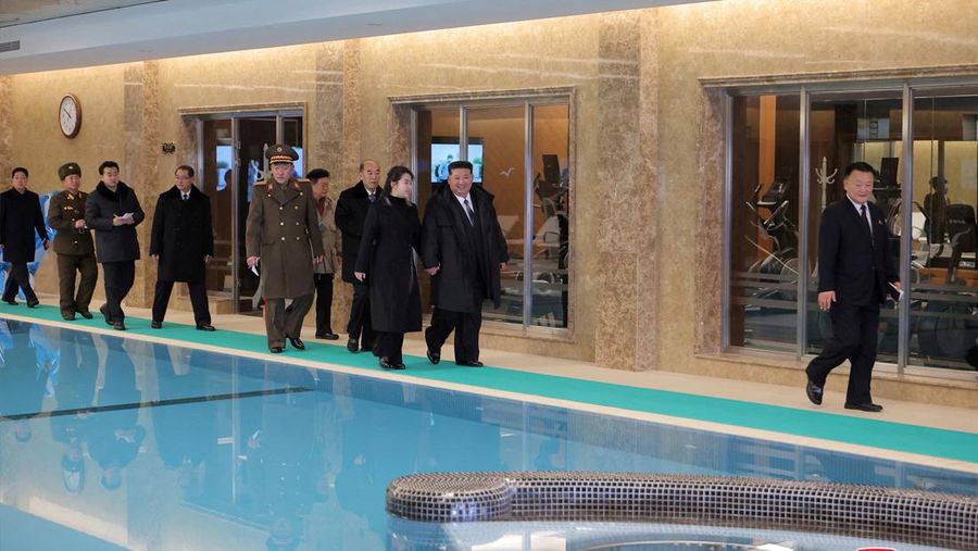 Pemimpin Korea Utara Kim Jong Un dan putrinya Kim Ju Ae mengunjungi kawasan wisata pesisir Kalma yang baru dibangun di Wonsan, Korea Utara, 29 Desember 2024, dalam foto yang dirilis oleh Kantor Berita Pusat Korea resmi Korea Utara. (KCNA via REUTERS)