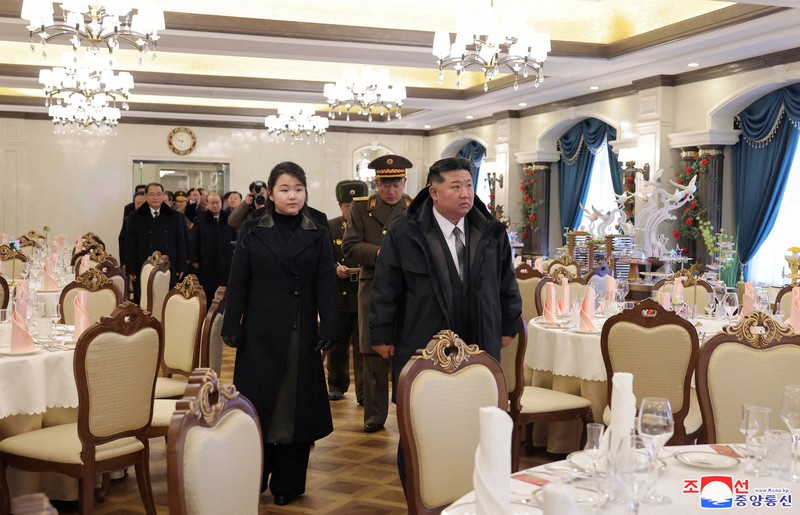 Pemimpin Korea Utara Kim Jong Un dan putrinya Kim Ju Ae mengunjungi kawasan wisata pesisir Kalma yang baru dibangun di Wonsan, Korea Utara, 29 Desember 2024, dalam foto yang dirilis oleh Kantor Berita Pusat Korea resmi Korea Utara. (KCNA via REUTERS)