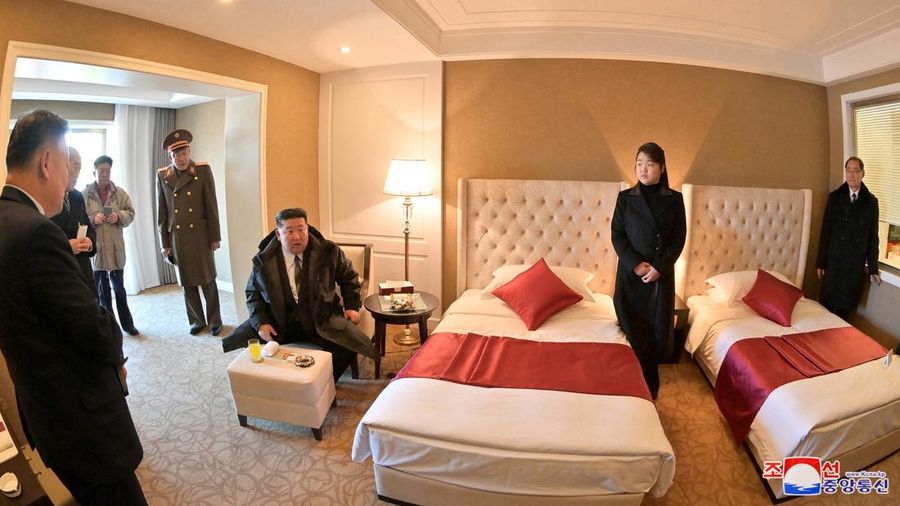 Pemimpin Korea Utara Kim Jong Un dan putrinya Kim Ju Ae mengunjungi kawasan wisata pesisir Kalma yang baru dibangun di Wonsan, Korea Utara, 29 Desember 2024, dalam foto yang dirilis oleh Kantor Berita Pusat Korea resmi Korea Utara. (KCNA via REUTERS)