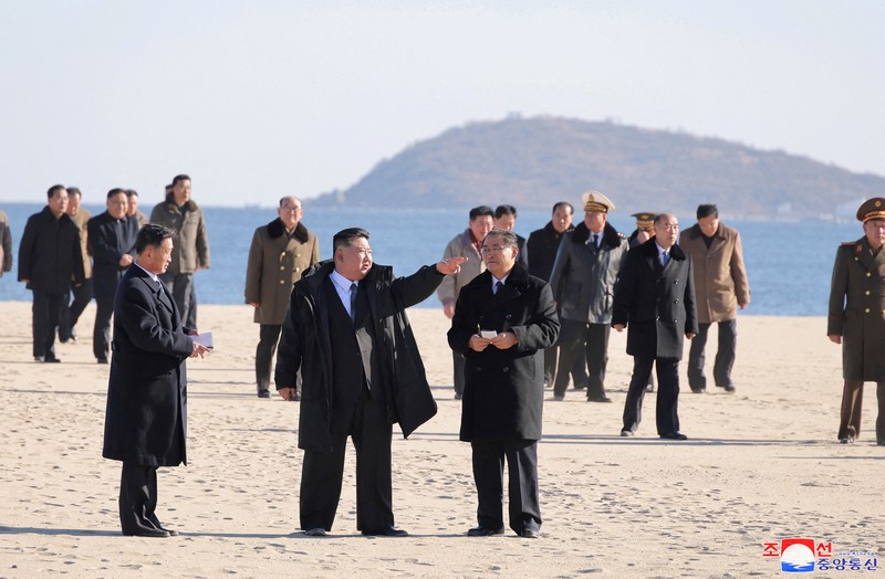 Pemimpin Korea Utara Kim Jong Un dan putrinya Kim Ju Ae mengunjungi kawasan wisata pesisir Kalma yang baru dibangun di Wonsan, Korea Utara, 29 Desember 2024, dalam foto yang dirilis oleh Kantor Berita Pusat Korea resmi Korea Utara. (KCNA via REUTERS)
